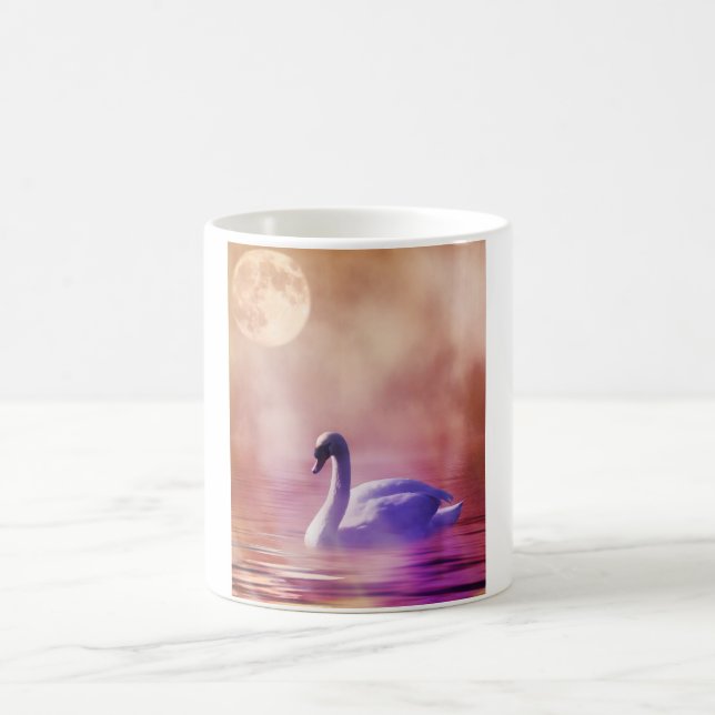 Mug Cygne blanc flottant sur un lac brumeux (Centre)