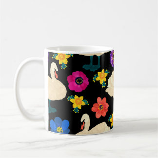 Mug Cygnes, fleurs, arrière - plan noir dessiné à la m
