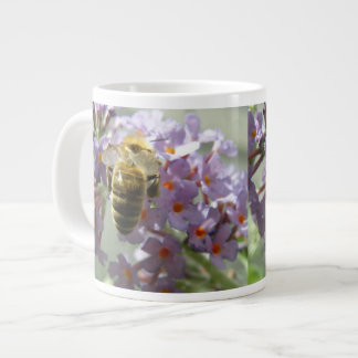 Mug d'abeilles et de fleurs de bouddleia