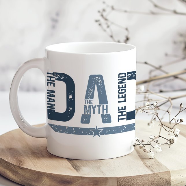 Mug "DAD The Man Mith Legend" Fête des pères Cadeau ("DAD The Man Mith Legend" Father's Day Gift Coffee Mug on a boho table with tiny dry flowers)