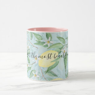 Mug d'agrumes jaunes au citron frais