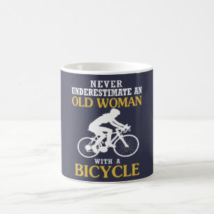 MUG DAME ÂGÉE AVEC UNE BICYCLETTE