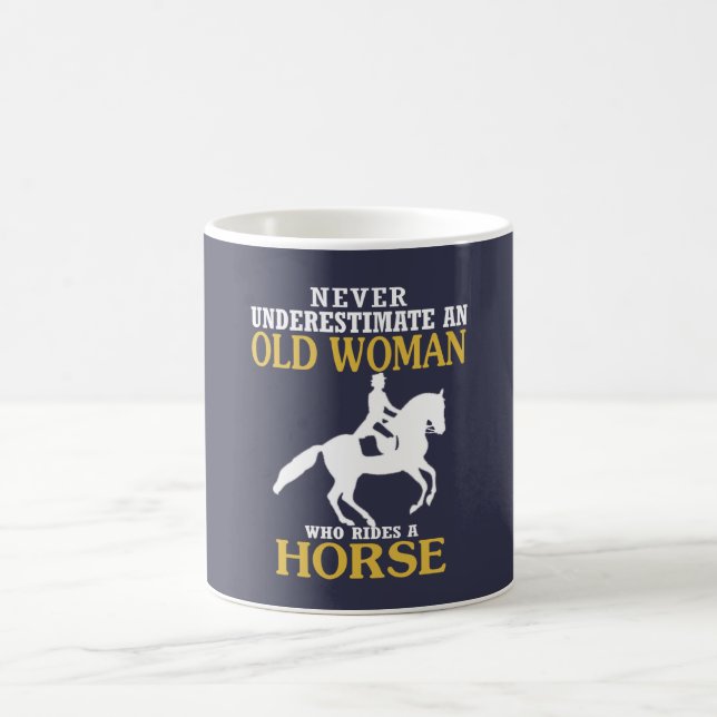 Mug Dame âgée monte le cheval (Centre)