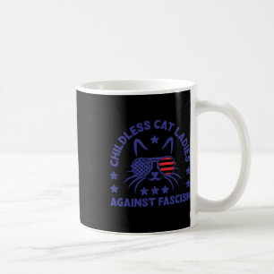 Mug Dames de chats sans enfants contre le fascisme Drô