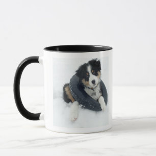 Mug dans la chambre à air dans la neige