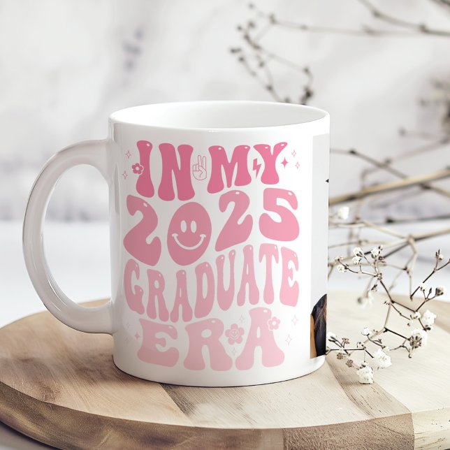 Mug "Dans mon ère de diplôme" Pink Retro Photo personn ("In My Graduate Era" Pink Retro Custom Photo Coffee Mug on a boho kitchen table with white flowers)