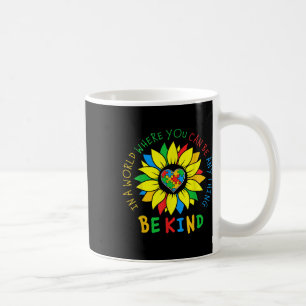 Mug Dans Un Monde Où L'On Peut Tout Être Comme L'Autis