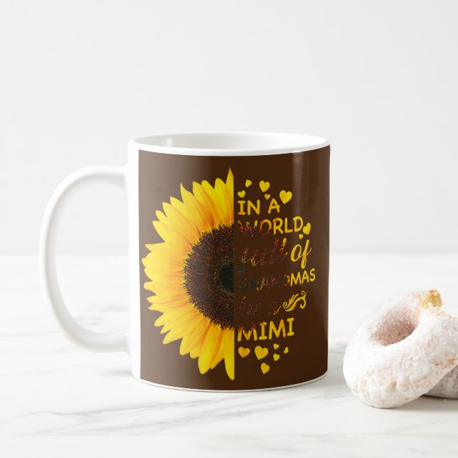 Mug Dans Un Monde Plein De Grandmas Soyez Un Tournesol (Avec donut)