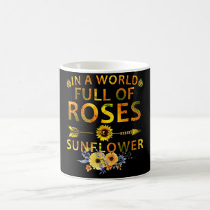 Mug dans un monde plein d'roses être un tournesol