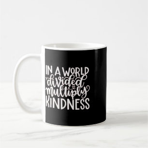 Mug Dans un mot divisé multipliez la gentillesse 