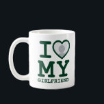 Mug Dark Green Custom J'aime mon texte photo de petite<br><div class="desc">Créez votre propre Cool Dark green I Love My Girlfriend personnalisée Photo et tasse de texte avec ce modèle de chemise moderne et drôle avec une police serif cool et photo de petite amie dans un coeur rouge énorme. Ajoutez votre propre photo, votre nom ou tout texte personnalisé. Le design...</div>