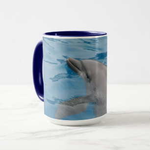 Mug Dauphin glissant dans l'eau bleue claire