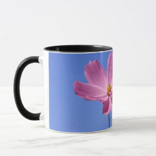 Mug de belles fleurs roses serrant un ciel bleu clair