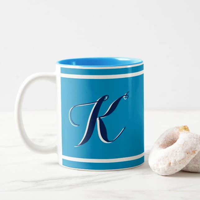 Mug de café à deux tons monogramme bleu (Avec donut)