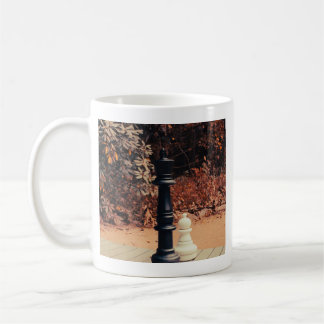 Mug de café blanc balaie le roi échecs avec un pio