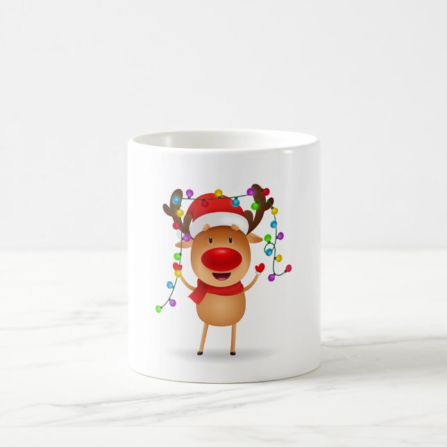 Mug de café de rennes gaie (Illustration of a reindeer wearing a red Santa hat and scarf.)