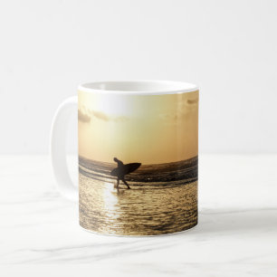 Mug de café de surfeur du matin
