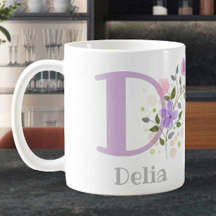 Mug de café floral personnalisé avec le nom Delia.