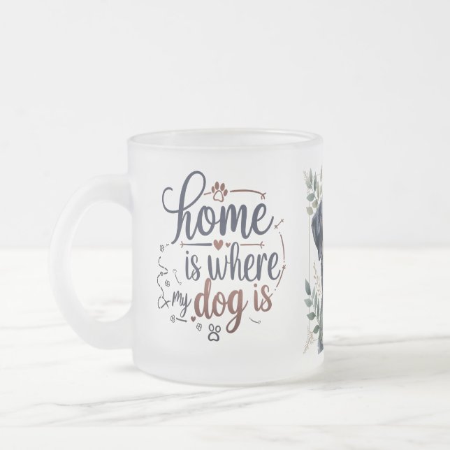 Mug de citation de chien givré - Chez moi, c'est l (Gauche)