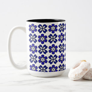 Mug de fleurs bleues et blanches modernes