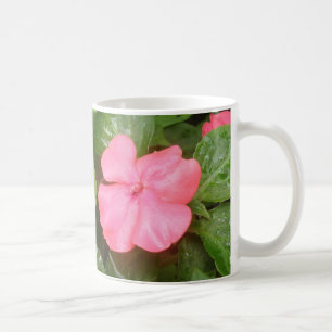 Mug de fleurs d'impériens roses
