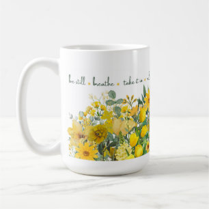 Mug de fleurs jaunes