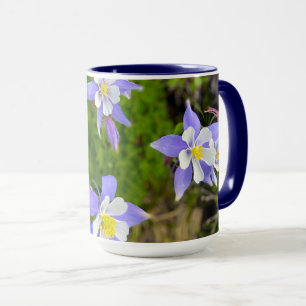 Mug De jolies fleurs d'Aquilegie en bleu, jaune, viole