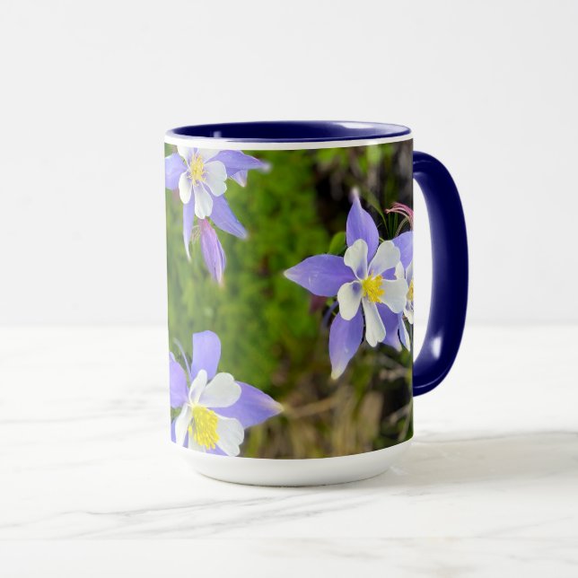 Mug De jolies fleurs d'Aquilegie en bleu, jaune, viole (Devant droit)