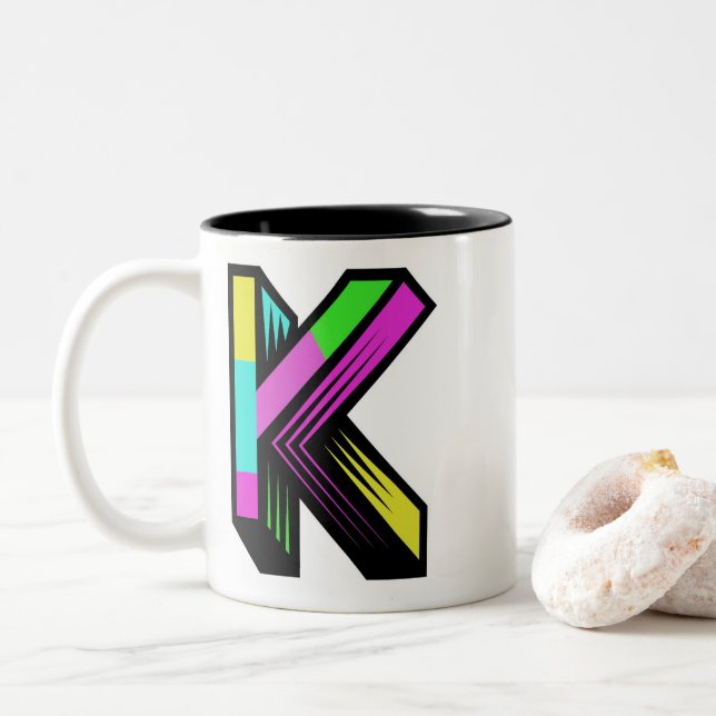 Mug de K initial coloré moderne (Avec donut)