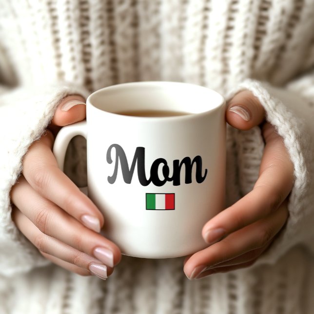 Mug de la Maman Drapeau Italien (Woman's hands holding white Mom mug with Italian flag. Great gift for mom-to-be Baby Showers)