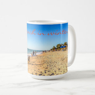 Mug de la scène de la plage d'hiver