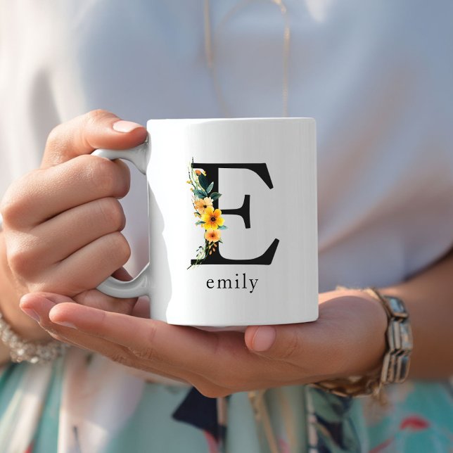 Mug de monogramme E floral avec nom modifiable (Floral E Monogram Mug with Editable Name. Yellow, Orange & Greenery Watercolor Flowers.)