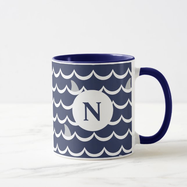 Mug de monogramme fin requin bleu marine (Droite)