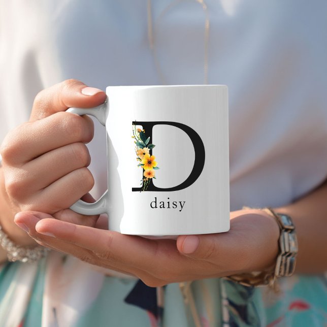Mug de monogramme floral D avec nom modifiable (Floral D Monogram Mug with Editable Name. Yellow, Orange & Greenery Watercolor Flowers.)