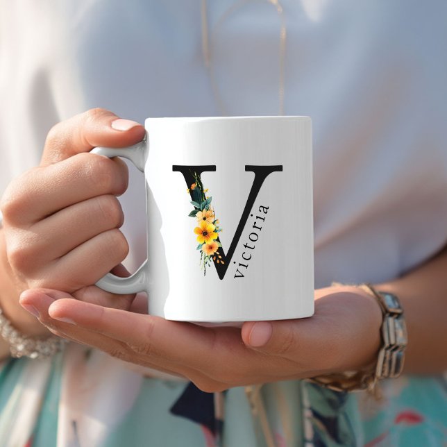 Mug de monogramme floral V avec nom modifiable (Floral V Monogram Mug with Editable Name. Yellow, Orange & Greenery Watercolor Flowers.)