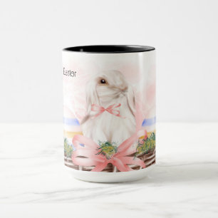 Mug de Pâques avec lapin blanc dans un panier