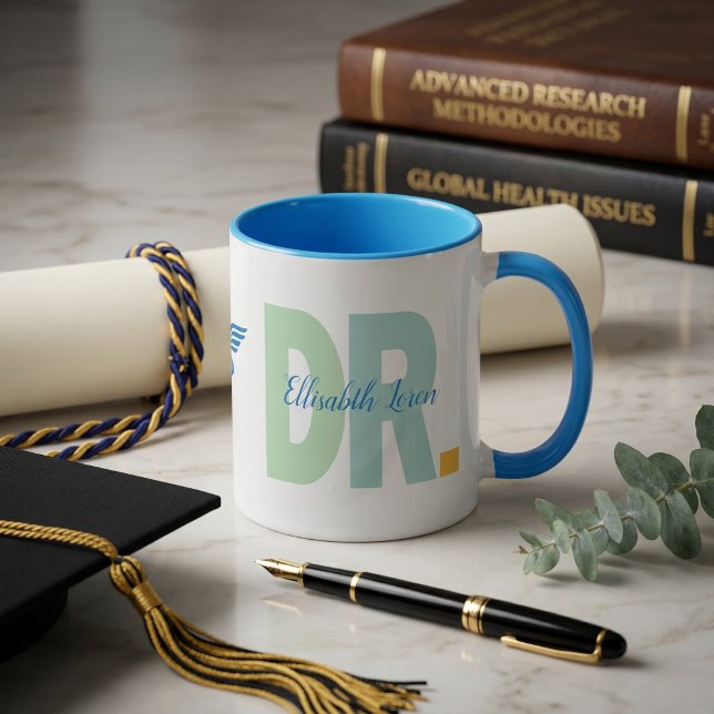 Mug de remise de diplôme de docteur PhD personnali (Personalized Doctor PhD Graduation Mug - Custom Two-Tone Dusty Green Coffee Cup with DR. & Family Na)