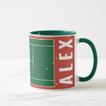Mug de tennis personnalisé<br><div class="desc">Mug de tennis créatif avec des balles de tennis sur un court de tennis vert. Modifiez le texte pour ajouter le nom de votre joueur de tennis préféré,  enseignant ou entraîneur.</div>