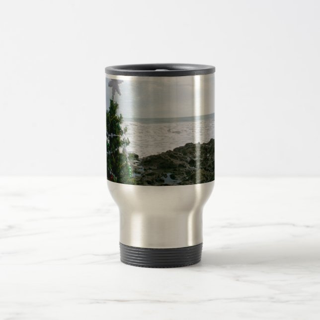 Mug De Voyage Arbre de Noël contre des roches de plage (Centre)
