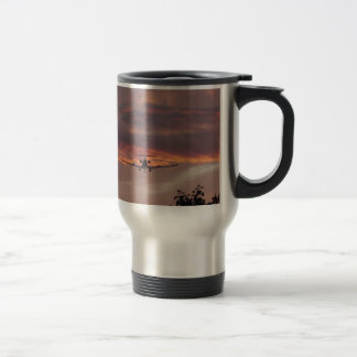 Mug De Voyage Atterrissage d'un jet commercial au coucher du sol
