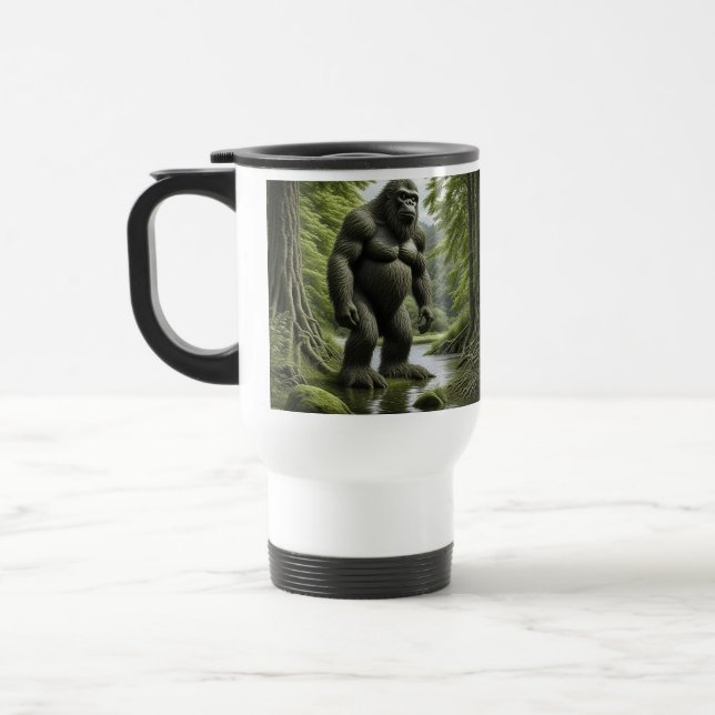 Mug De Voyage Bigfoot debout dans un dessin de Creek (Gauche)