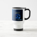 Mug De Voyage Bleu brillant Chanukkah Menorah<br><div class="desc">Une menorah moderne,  métallique,  bleue de Chanukkah,  avec un lion en silhouette,  contre un arrière - plan sombre et nocturne. Les neuf bougies sont allumées. Le texte hébreu "Chag Chanukkah Sameach" (Hanoukka heureuse) apparaît également en bleu et blanc éclatant. Ajoutez votre propre texte supplémentaire à l'envers.</div>