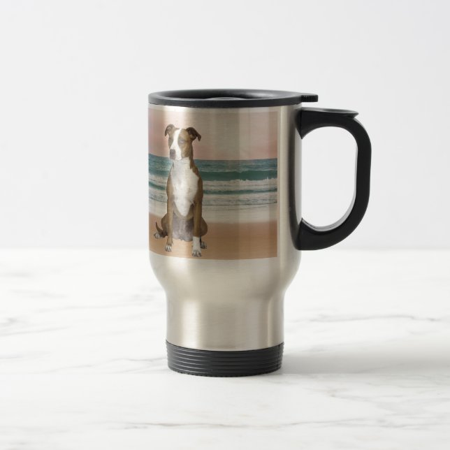 Mug De Voyage Chien Pitbull mignon assis sur la plage avec couch (Droit)