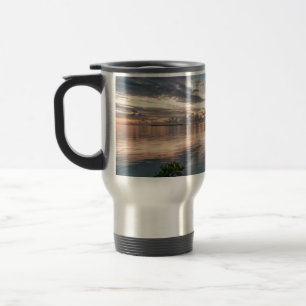 Mug De Voyage ciel bleu avec nuages rouges et noirs réfléchis su