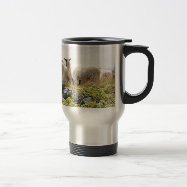 Mug De Voyage Conception risquée - Moutons dans un champ (Droit)