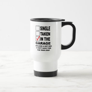 MUG DE VOYAGE DANS LE GARAGE BÂTIMENT D'UNE CHAÎNE CHAUDE