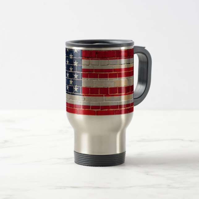 Mug De Voyage Drapeau américain sur un mur de briques (Devant droit)