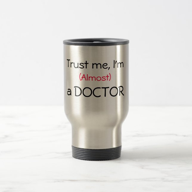 Mug De Voyage Faites-moi confiance, je suis (presque) un docteur (Centre)