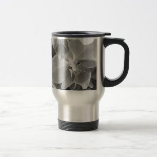 Mug De Voyage Gros plan des fleurs d'orchidées en échelle grise