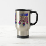 Mug De Voyage Hanoukka Kitty<br><div class="desc">Hanoukka heureux adorable Kitty tournant des dreidels d'amusement devant un menorah juif traditionnel est parfait pour des cadeaux de Chanukah et des idées de cadeau pour les vacances.</div>